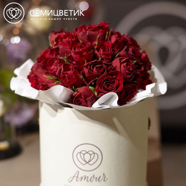 Букет в белой шляпной коробке Amour Mini из 35 красных роз (Кения)