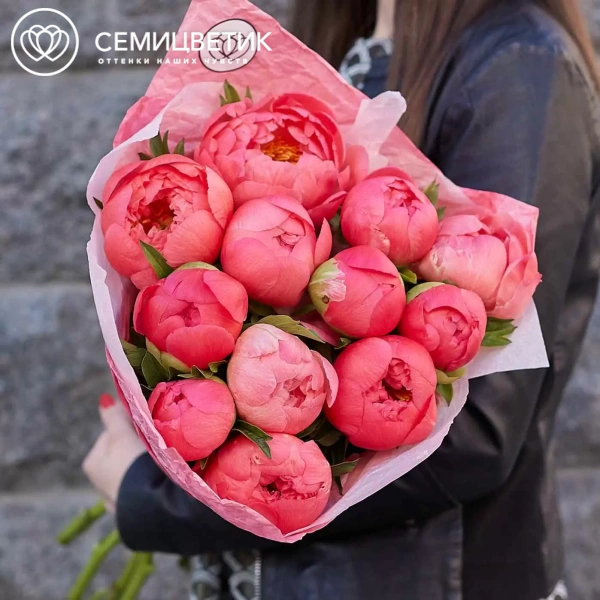 Букет из 11 коралловых пионов Coral Sunset Premium в розовой пленке