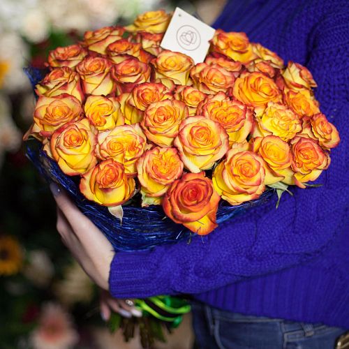 Желтые розы с красной каймой High Magic 50 см (Эквадор)