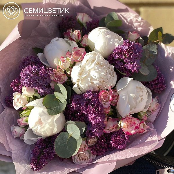 Букет из пионов, кустовых роз и сирени в сиреневой пленке