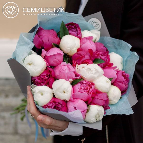 Букет из 25 пионов микс Standart Plus в голубой пленке