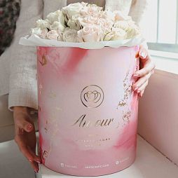 Букет в розовой шляпной коробке Amour из 33 белых и розовых кустовых роз (Эквадор)