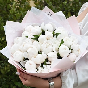 Букет из 25 нежно-розовых пионов Standart в голубой пленке