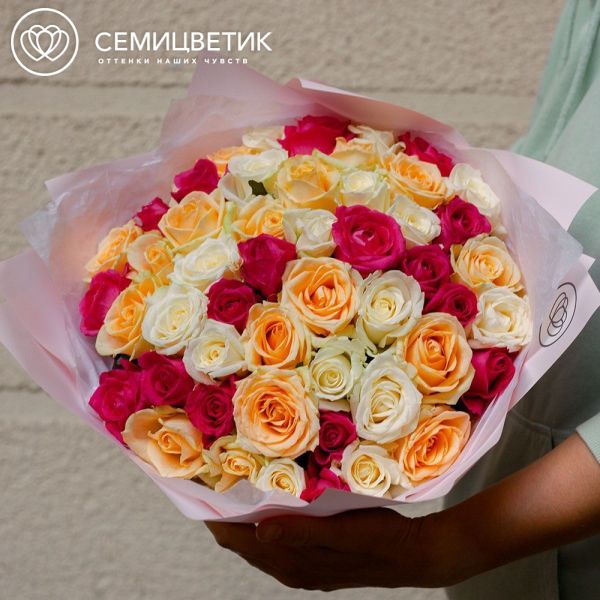 Букет из 51 малиновой, кремовой и белой розы 40 см (Россия)