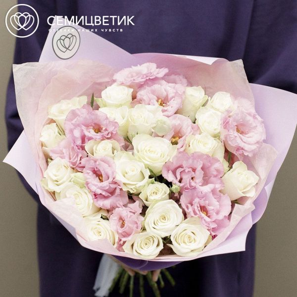 Букет из 20 белых роз 40 см (Кения) и 11 розовых лизиантусов 