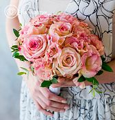 Свадебный букет из роз, лизиантуса и эвкалипта