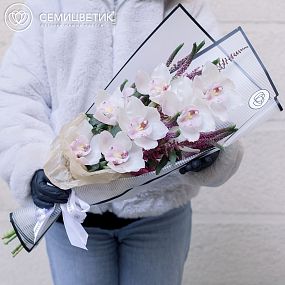 Букет из орхидеи бело-розовой, вероники и астильбы в розовой пленке