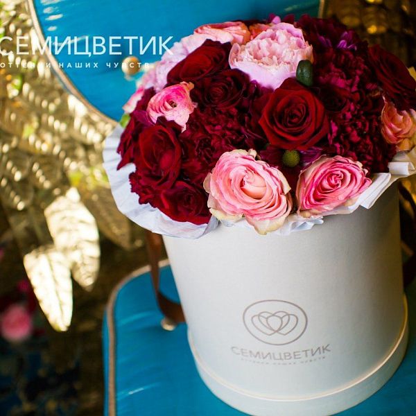 Букет в белой шляпной коробке Amour из пионов, розы, гвоздики