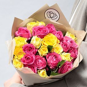Букет из 25 желтых и малиновых роз 35-40 см (Россия)