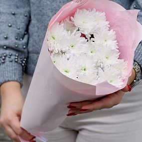 Букет из 3 белых кустовых хризантем