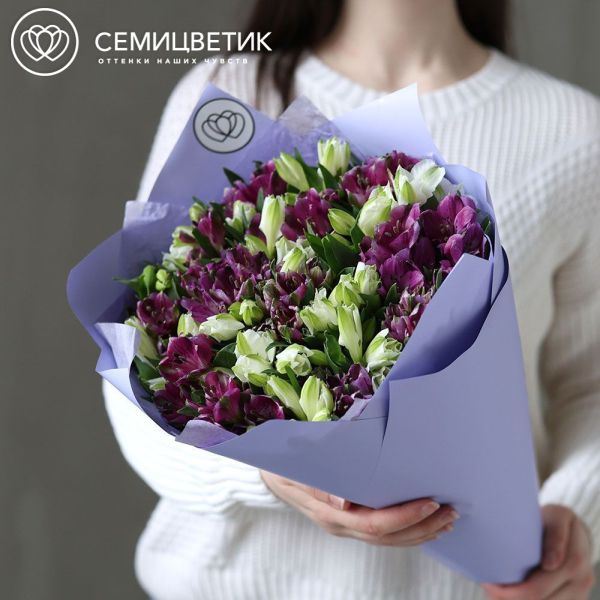 Букет из 25 альстромерий в белых и фиолетовых тонах