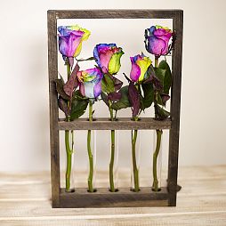 Деревянная рамка с радужными розами