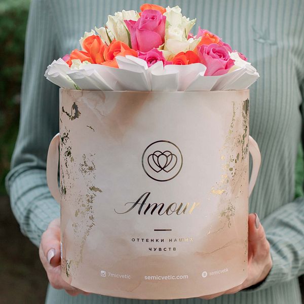 Букет в бежевой шляпной коробке Amour Mini из 31 розы микс в нежных тонах (Кения)