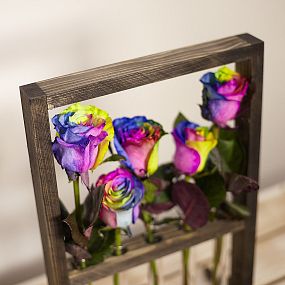 Деревянная рамка с радужными розами