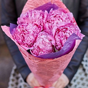 Букет из 5 ярко-розовых пионов Flemming Premium в розовой пленке