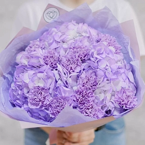 Букет из 3 фиолетовых гортензий и 10 сиреневых гвоздик в розовой пленке