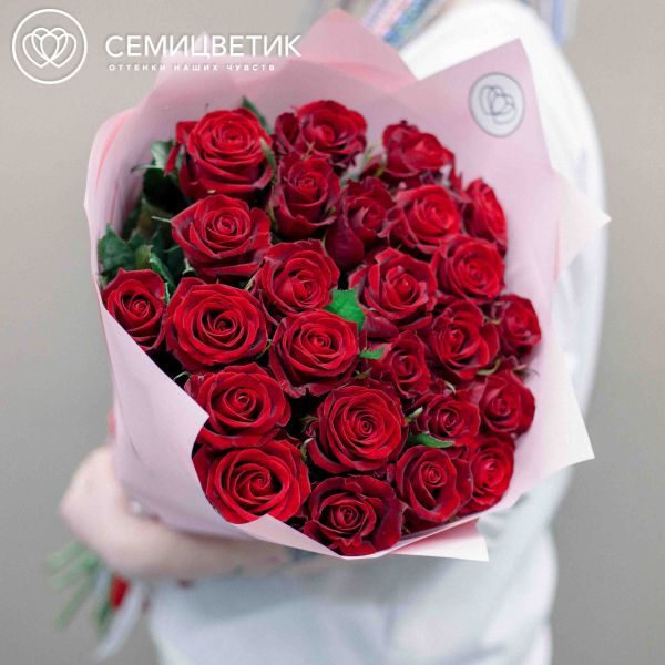 Букет из 25 красных роз 70 см (Россия) в розовой пленке