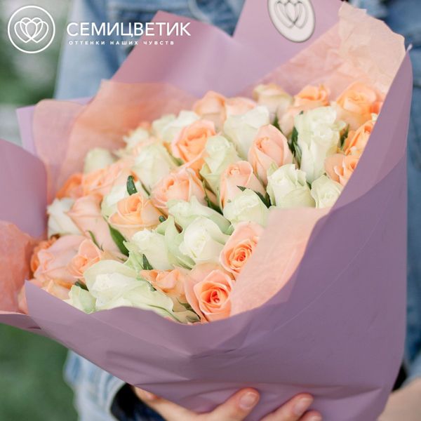 Букет из 51 белой и персиковой розы 40 см (Кения)