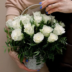Композиция из 21 белой розы (Кения) с фисташкой в корзине
