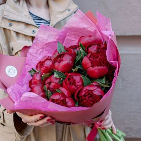 Букет из 15 бордовых пионов Premium в розовой пленке