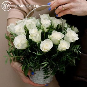 Композиция из 21 белой розы (Кения) с фисташкой в корзине