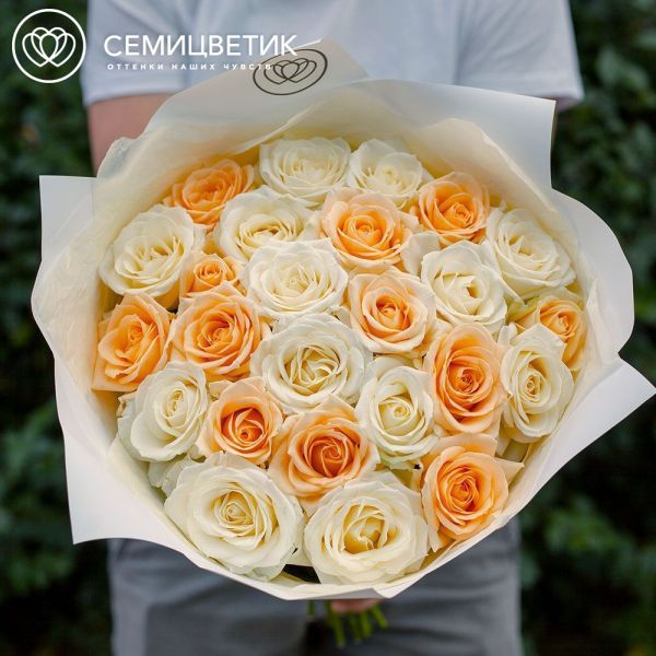 Букет из 25 белой и кремовой розы 50 см (Россия) в кремовой пленке
