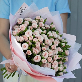 Букет из 21 нежно-розовой кустовой розы 40 см (Кения) в розовой пленке