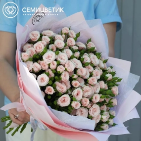 Букет из 21 нежно-розовой кустовой розы 40 см (Кения) в розовой пленке