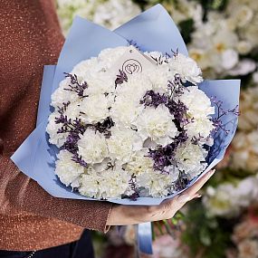 Букет из 35 белых гвоздик с зеленью