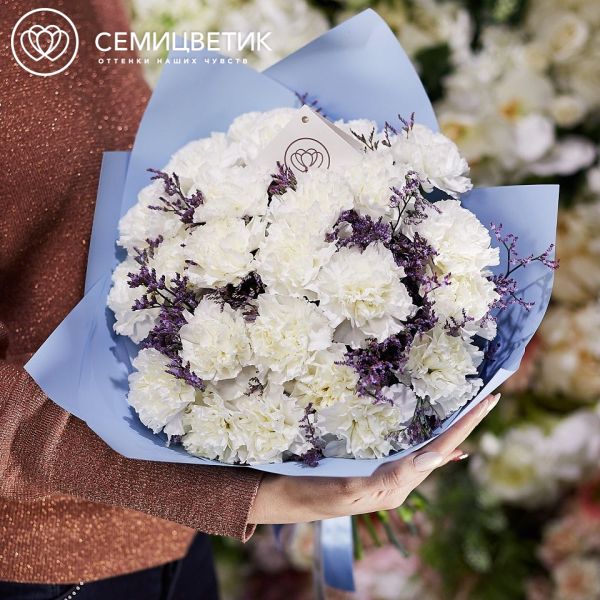 Букет из 35 белых гвоздик с зеленью