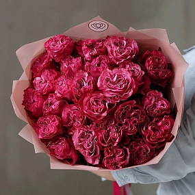 Букет из 25 сиреневых пионовидных роз Queen Crown 50 см (Эквадор) в розовой пленке