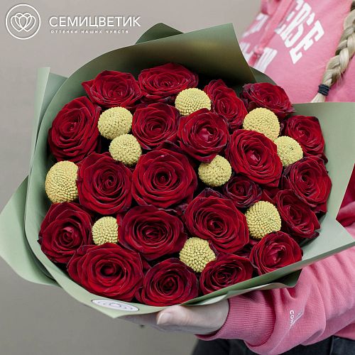Букет из 21 красной розы РФ и 10 краспедий