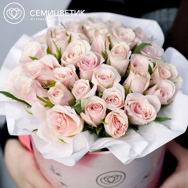 Букет в розовой шляпной коробке Amour Mini из 31 нежно-розовой розы (Кения)