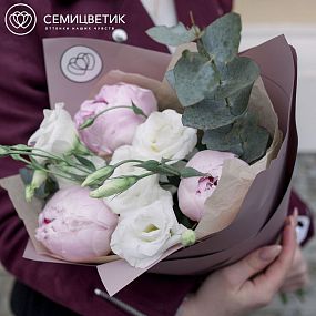 Букет из 3 пионов, 2 лизиантусов и эвкалипта в розовой пленке