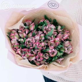 Букет из 25 альстромерий в розовых тонах в розовой пленке