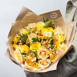 Букет из 26 кремовой и желтой розы 35-40 см (Россия) и 7 оранжевых альстромерий