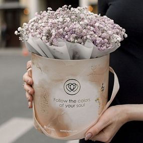 Букет в бежевой шляпной коробке Amour Mini из 7 сиреневых гипсофил