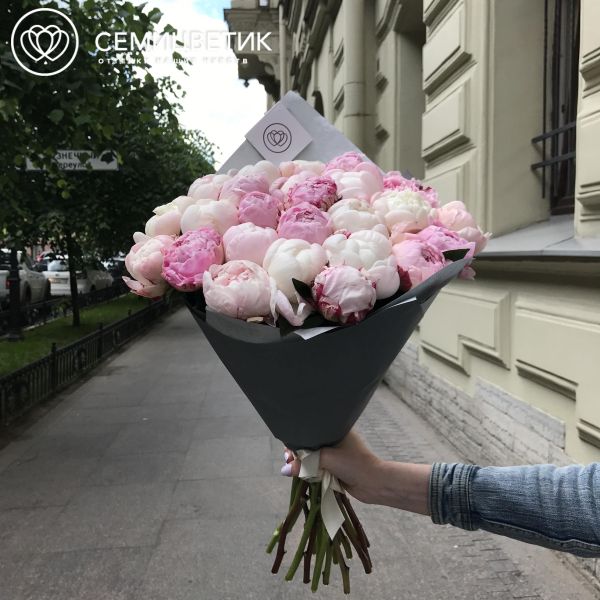 Букет из 25 белых и розовых пионов Premium