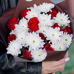 Букет из 3 белых кустовых хризантем и 10 красных роз (Кения)