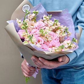 Букет из 12 кремовых махровых маттиол и 9 розововых лизиантусов