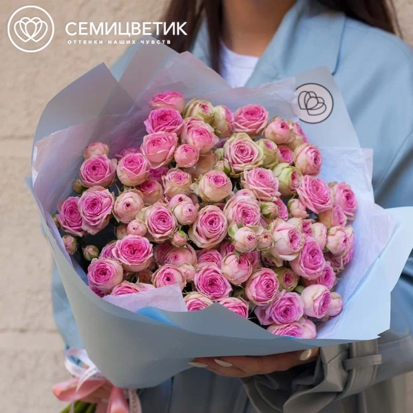 Букет из 11 розовых кустовых пионовидных роз 60 см (Россия)