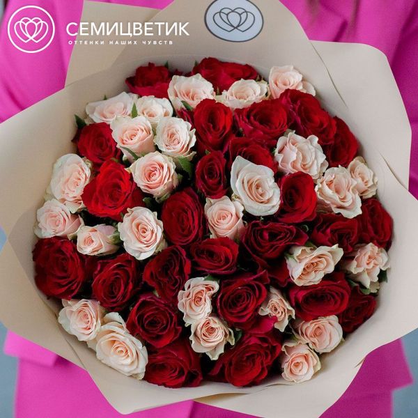 Букет из 51 красной и нежно-розовой розы 40 см (Кения) в кремовой пленке