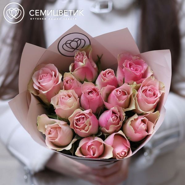 Букет из 15 нежно-розовых роз 35 см (Кения) в кремовой упаковке