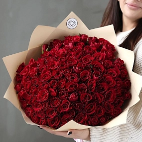 Букет из 101 красной розы 35-40 см (Кения) в кремовой пленке