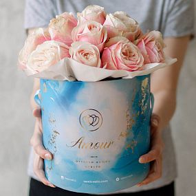 Букет в голубой шляпной коробке Amour Mini из 17 пионовидных роз Swan Grace