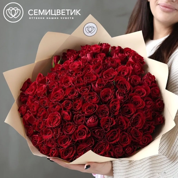 Букет из 101 красной розы 35-40 см (Кения) в кремовой пленке