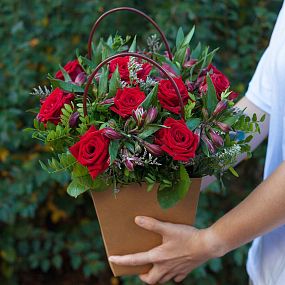 Композиция в красных тонах из роз и альстромерии в сумочке