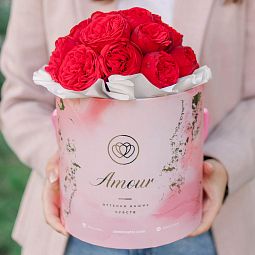 Букет в розовой шляпной коробке Amour Mini из 19 красных пионовидных роз Red Piano
