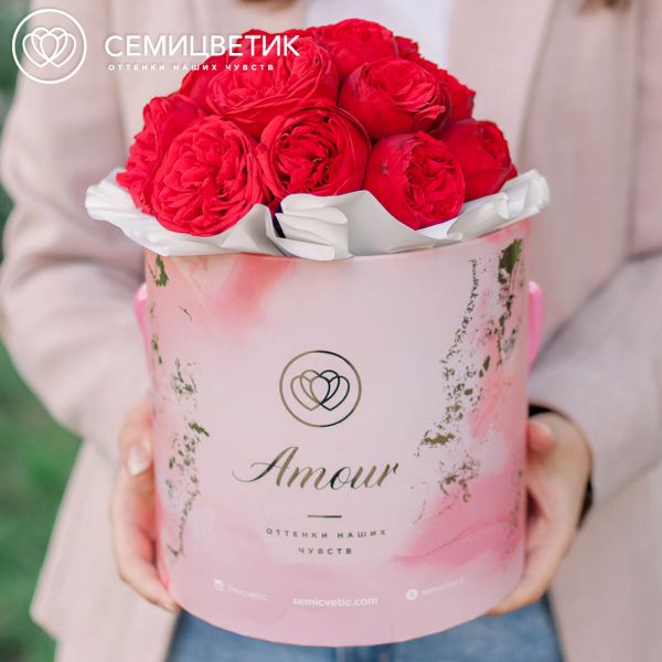 Букет в розовой шляпной коробке Amour Mini из 19 красных пионовидных роз Red Piano