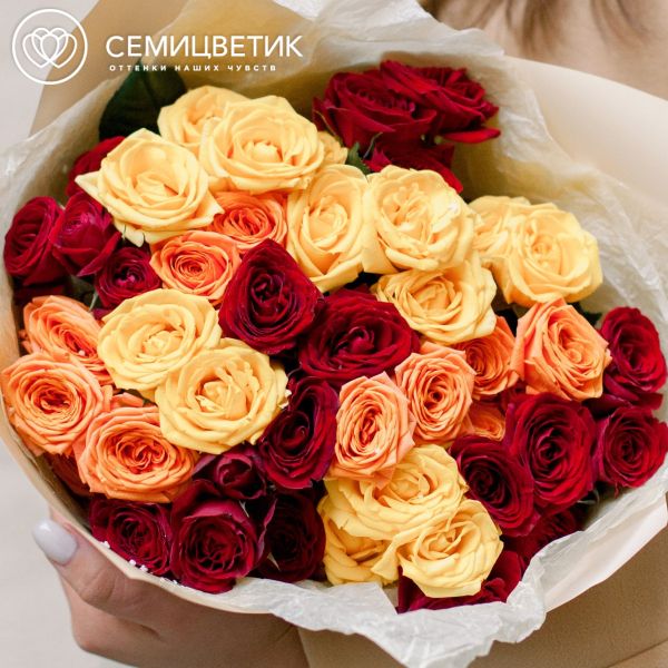 Букет из 15 красных, оранжевых и желтых кустовых роз 40 см (Эквадор)